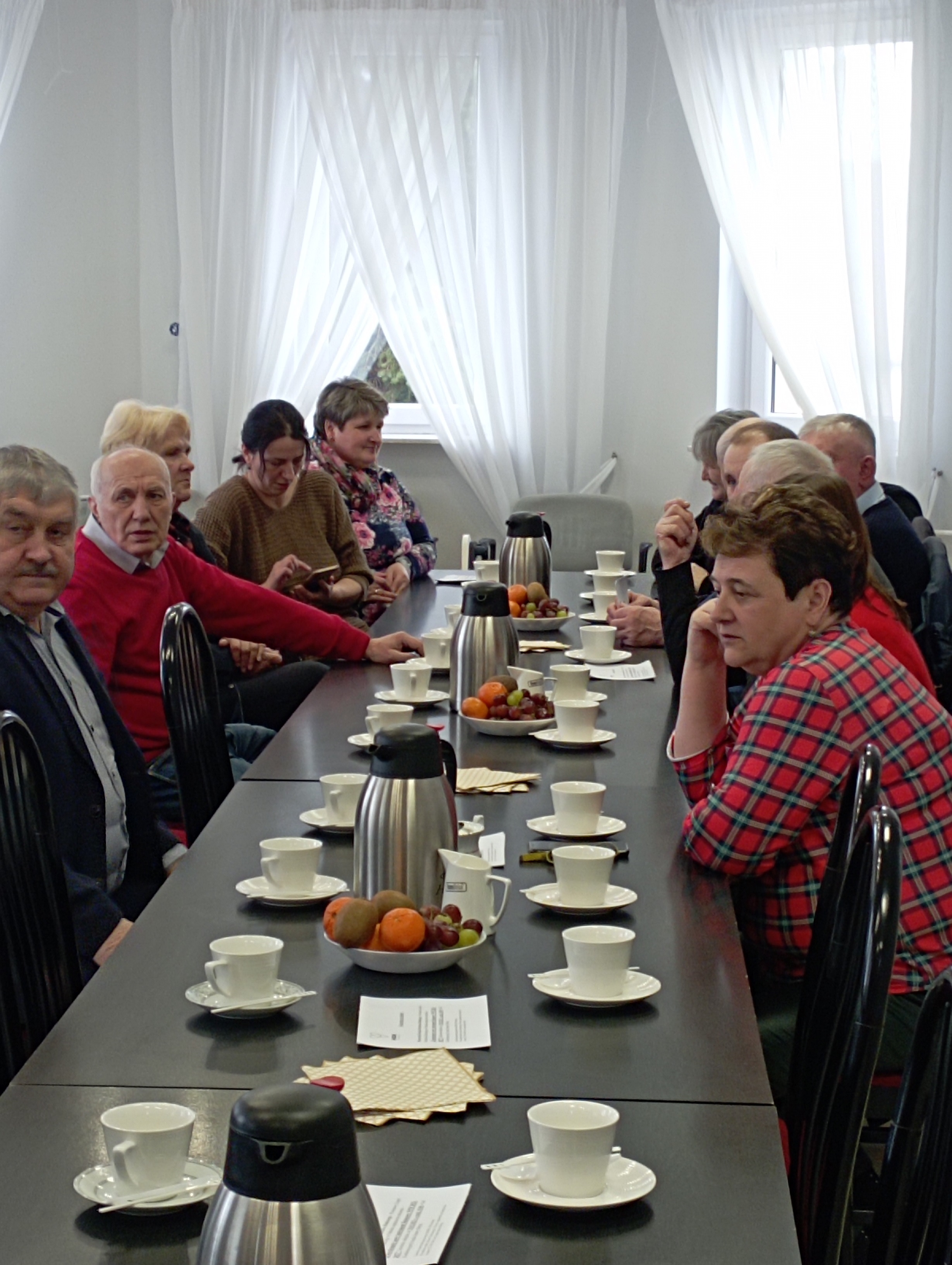 Sołtysi gminy Obryte i pracownicy Urzędu Gminy w Obrytem siedzą przy stole